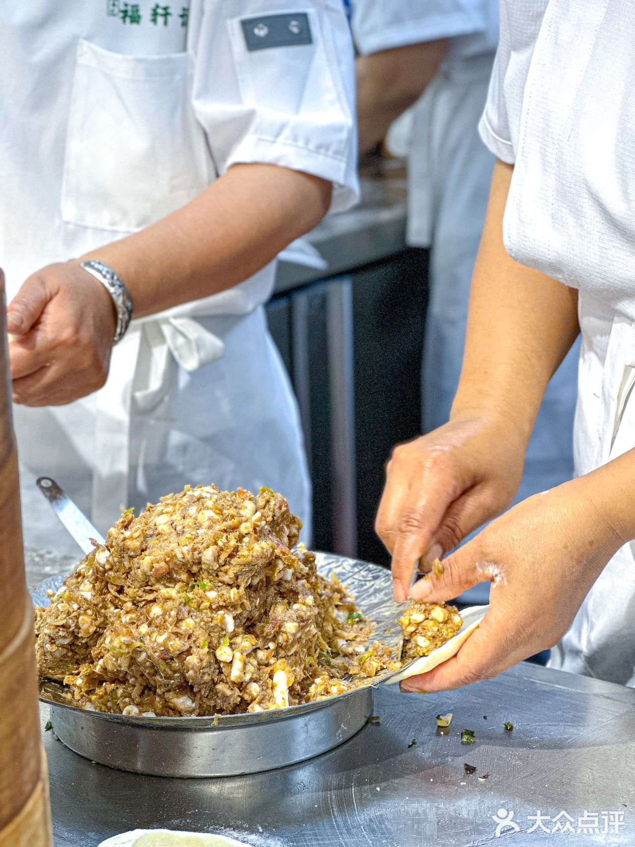 震惊！西安这家包子店排队有30米了吧！