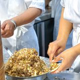 震惊！西安这家包子店排队有30米了吧！