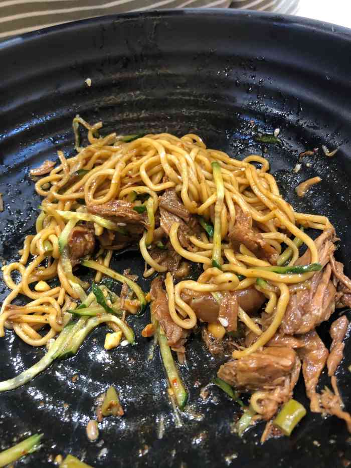 舌尖岛面馆-"「白汤碎肉面」肉有点肥 但是剔骨肉就是肥.