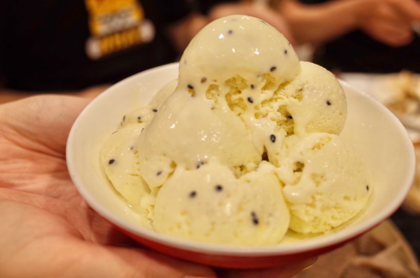 冰淇淋,好几个球,我们一人一个,口感细腻,有点细小的冰沙子,九山湖