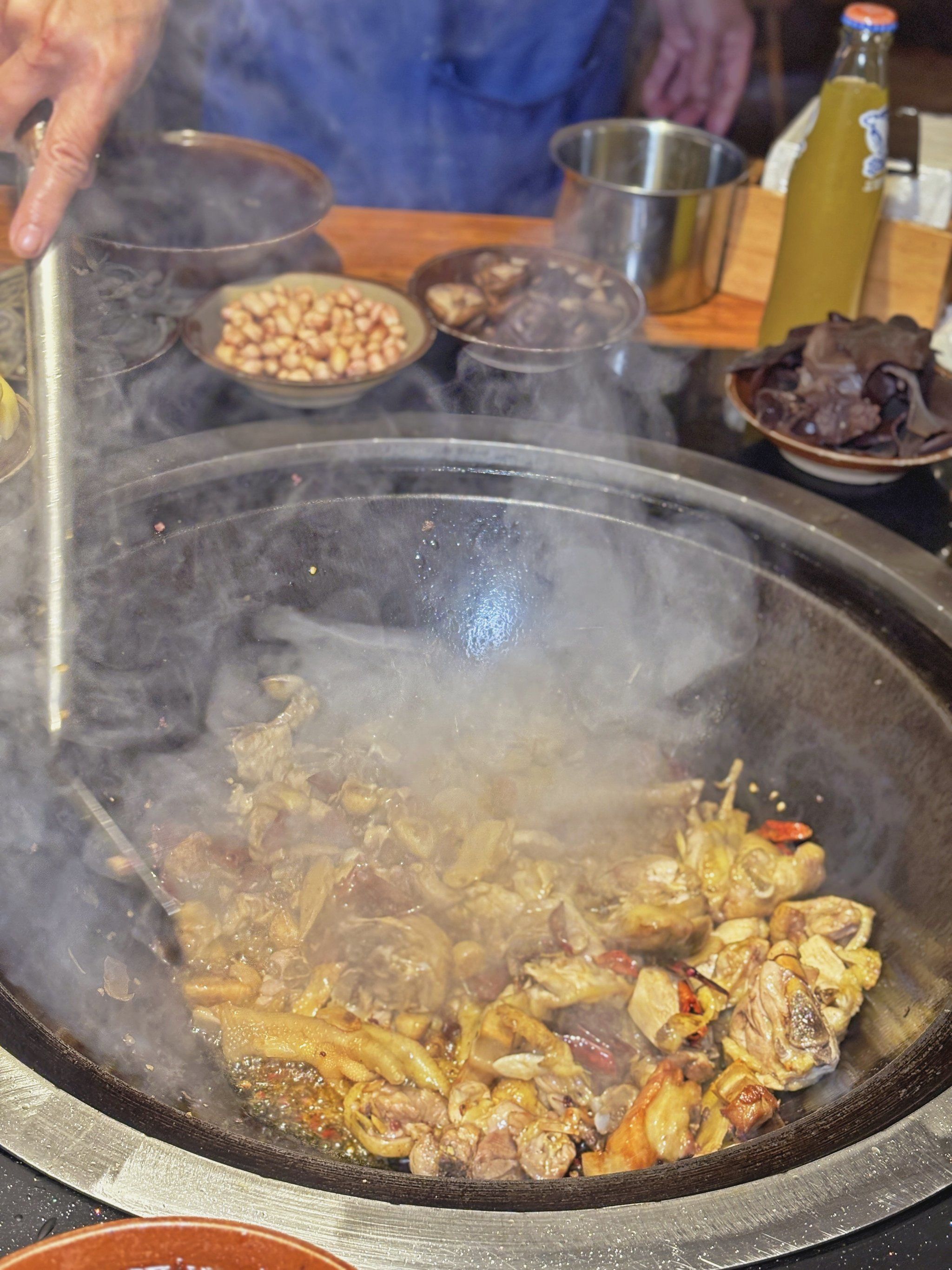 本地人排队吃的柴火鸡!香迷糊了!