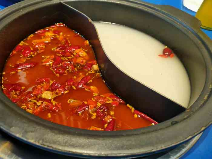 人勒泰5楼,来这边比较少,店铺桌椅摆放紧凑,空间小 总店没有三分锅