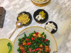 火辣小公鸡拌面-轻捞慢起面馆(新世界百货店)