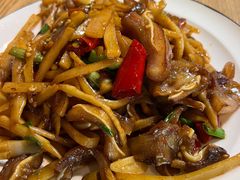 酸笋烧猪耳-牛八宝桂林米粉(八里庄店)