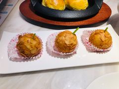 西杏炸咸蛋黄球-陶陶居酒家(海岸城店)