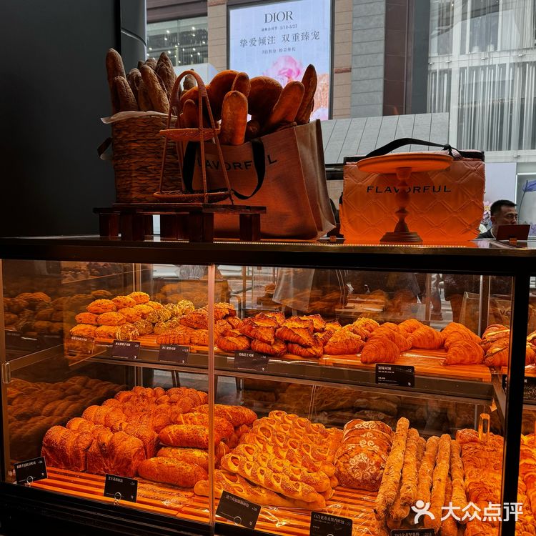 老城根黑金风烘焙面包店Q·FLAVORFUL
