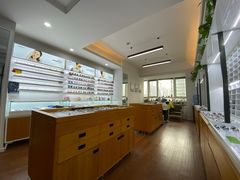 -视野联行眼镜•蔡司•依视路(温江店)