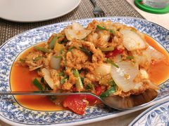 黄咖喱蟹-卷心菜和避孕套餐厅(Pattaya)