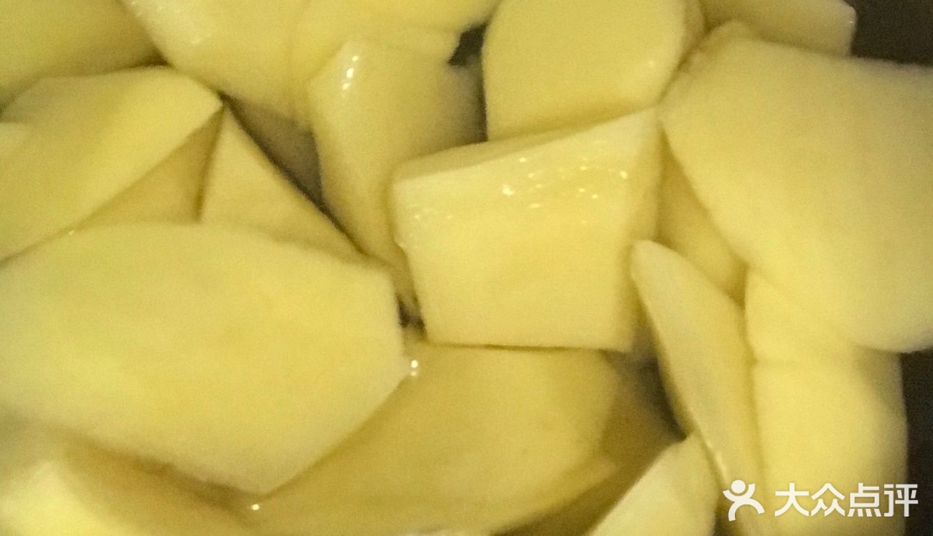 大盘鸡和炒面片！材料非常简单：半只三黄鸡