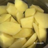 大盘鸡和炒面片！材料非常简单：半只三黄鸡