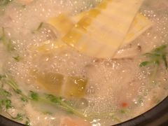 -洪氏嗨捞·广东猪肚鸡·椰子鸡火锅(西咸万象城店)