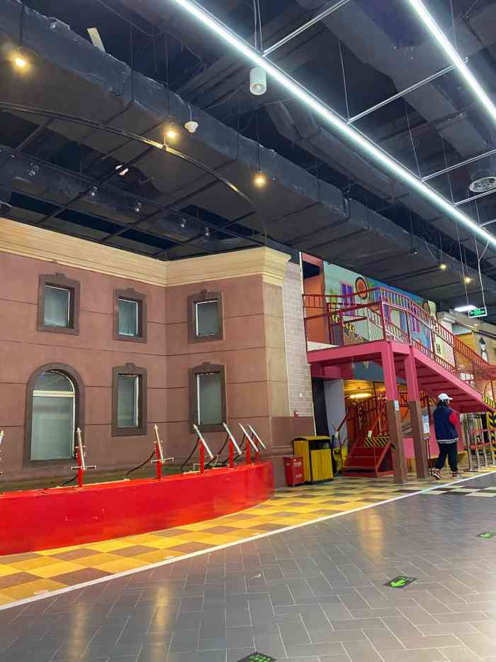 比如世界儿童职业体验馆(新业广场店)-"场景挺多,都是孩子们自己进去