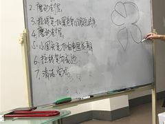 老师在上课，仔细地写出步骤。-伊丽莎白美容培训学校(顺德校区)