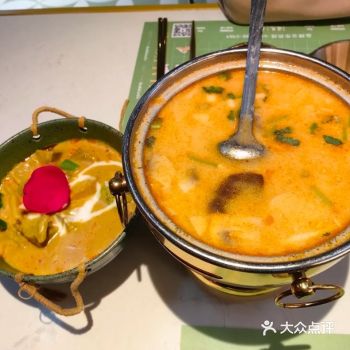 这家泰国料理很适合我的口味，酸甜口比较多，西米糕巨好