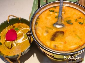 这家泰国料理很适合我的口味，酸甜口比较多，西米糕巨好