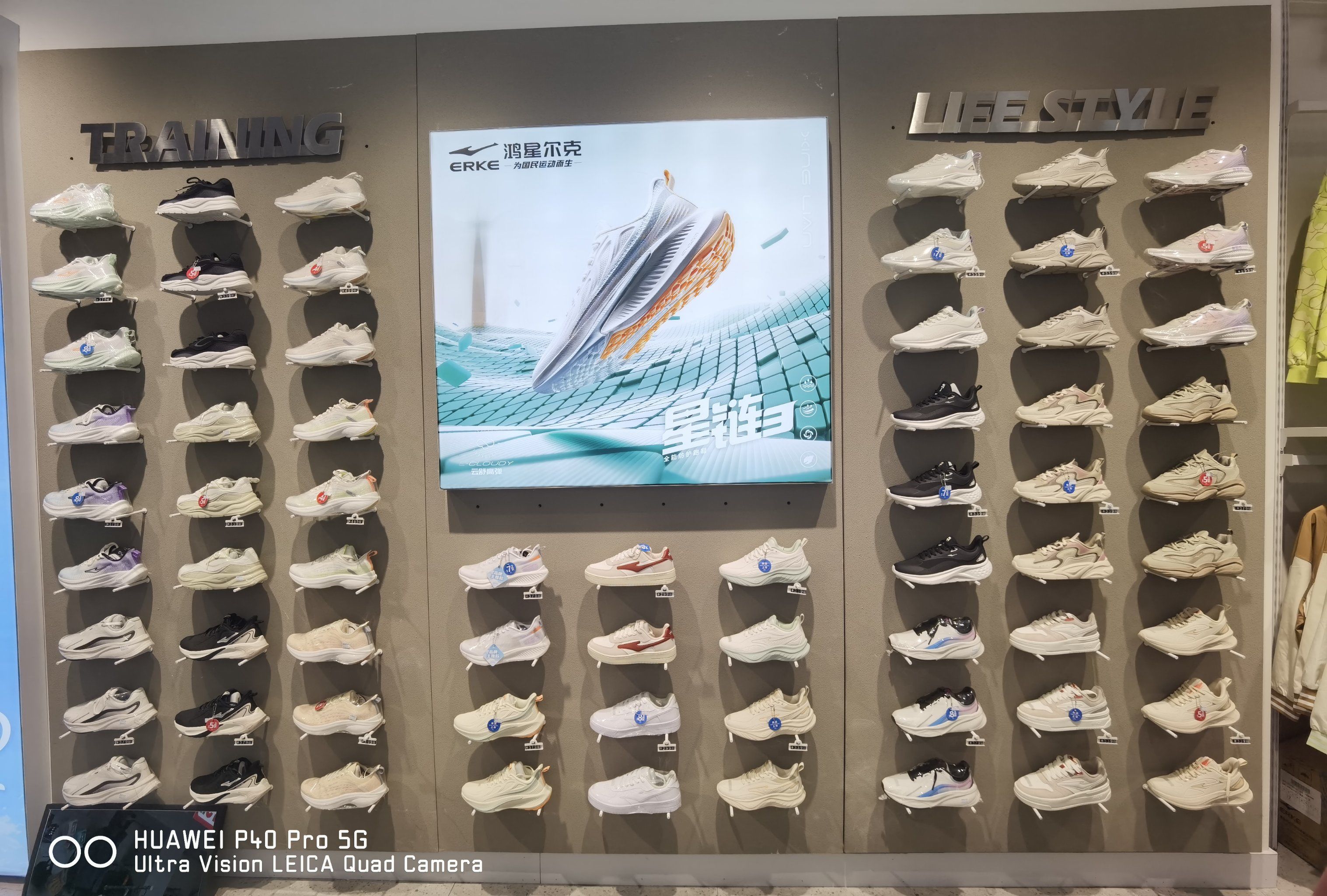 逛通程奥特莱斯华晨店,买国货品牌鸿星尔克,物美价廉,商场购物环境