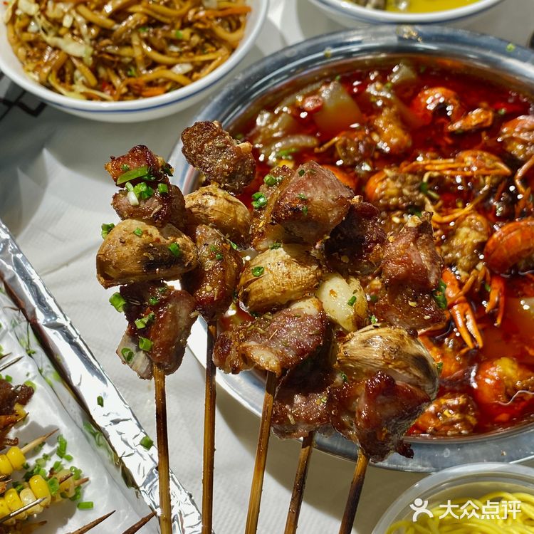 深圳沙井新开的陈双财烧烤，排队也要吃。。。