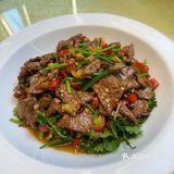 虾子个头真大,肉质紧实 🦐
辣椒炒肉配