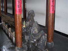 中间的水池里养鱼的，又是景，又可以当鱼塘-唔呶喔哩酒家(生产街店)