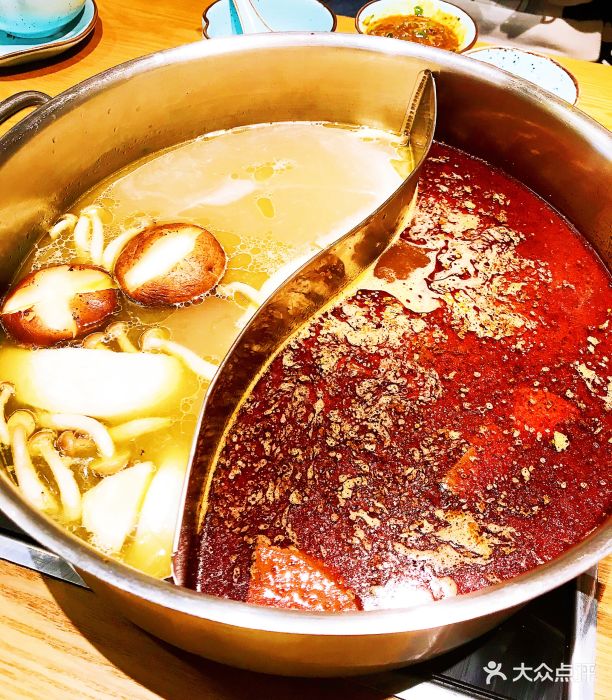 熬八年台湾火锅(陆家嘴店)鸳鸯锅底图片