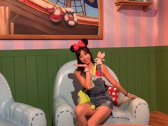 -小镇影院迪士尼小熊Duffy与他的朋友合影地