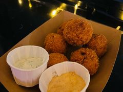 炸手撕猪肉球-瑞食酒馆 La Taverne Suisse