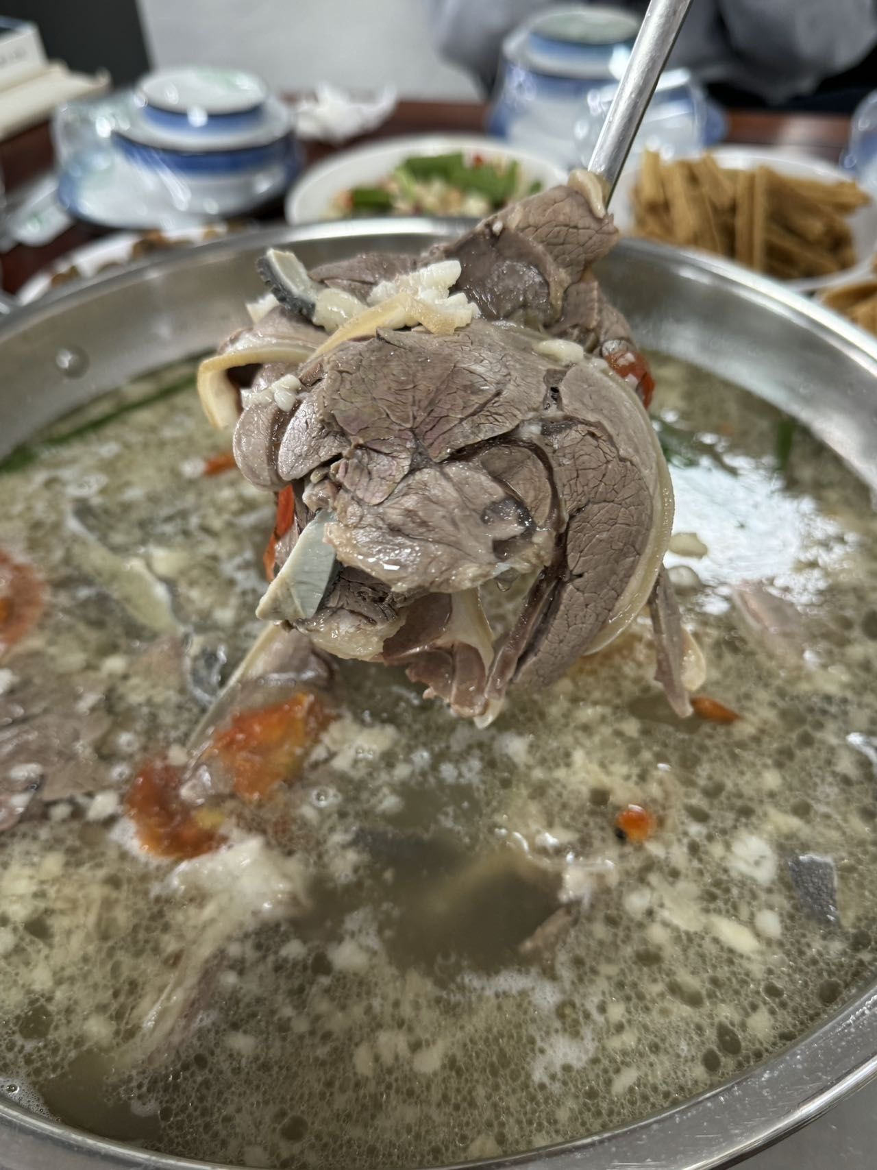 服
搭配他们家特色口味的蘸水
蘸水浓浓的 提升了羊肉的味道!