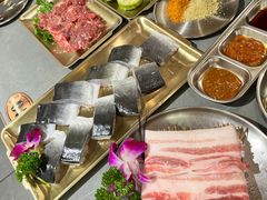 -围炉肉舍•炭烤活鳗•丹东海鲜烤肉(步行街店)