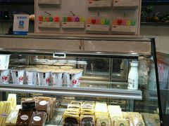 面包甜点陈列柜-面包新语(滨湖万达店)