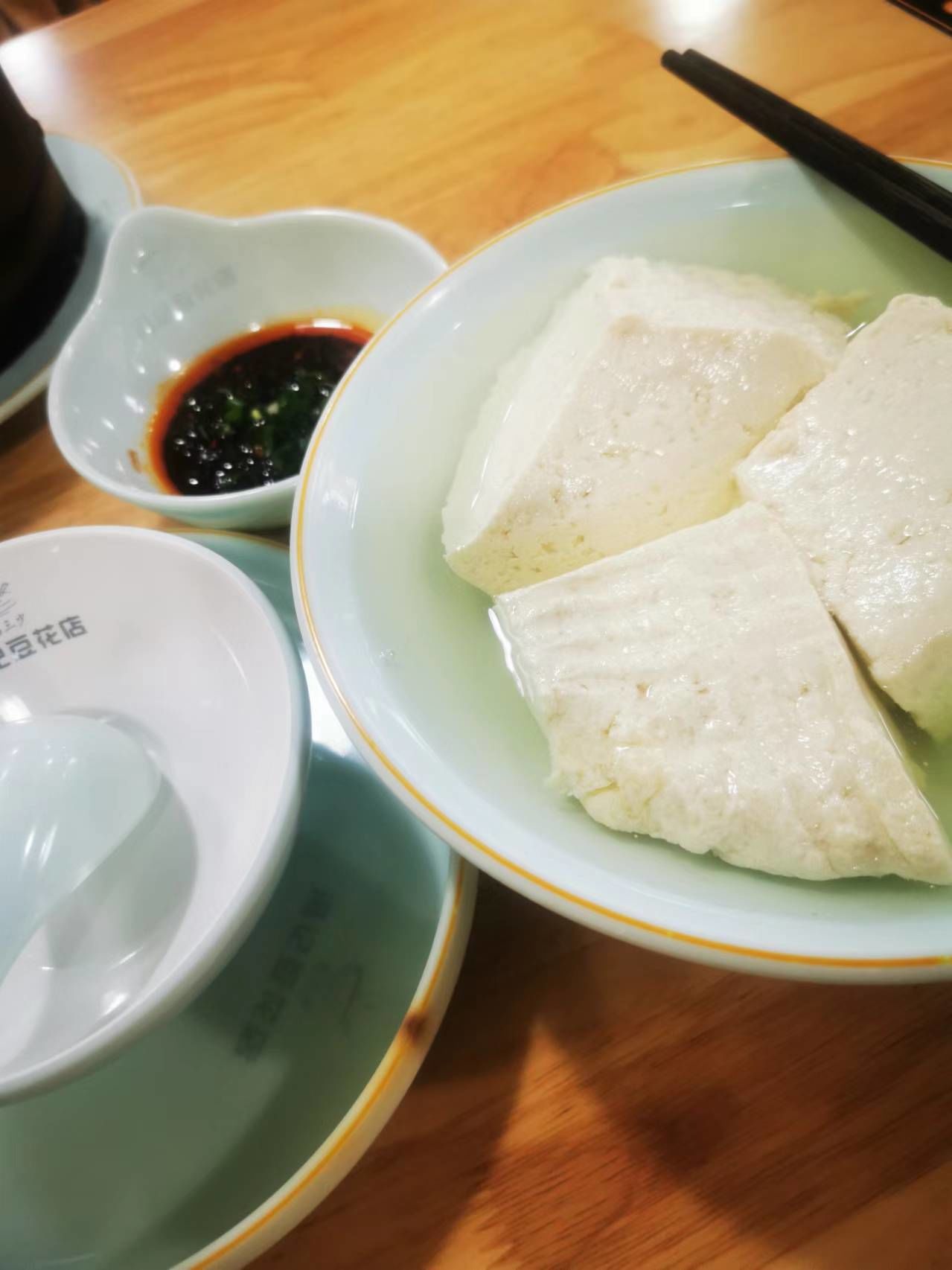 热腾腾的豆花衬在清爽的汤里,不止汤鲜美,豆花蘸着特制的蘸酱,也非常