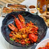 坐在路边当然要吃南京路边摊龙虾🦞啦 