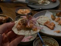 烟熏三文鱼配烤饺子皮和芥末籽酱-BOR Eatery(安福路店)