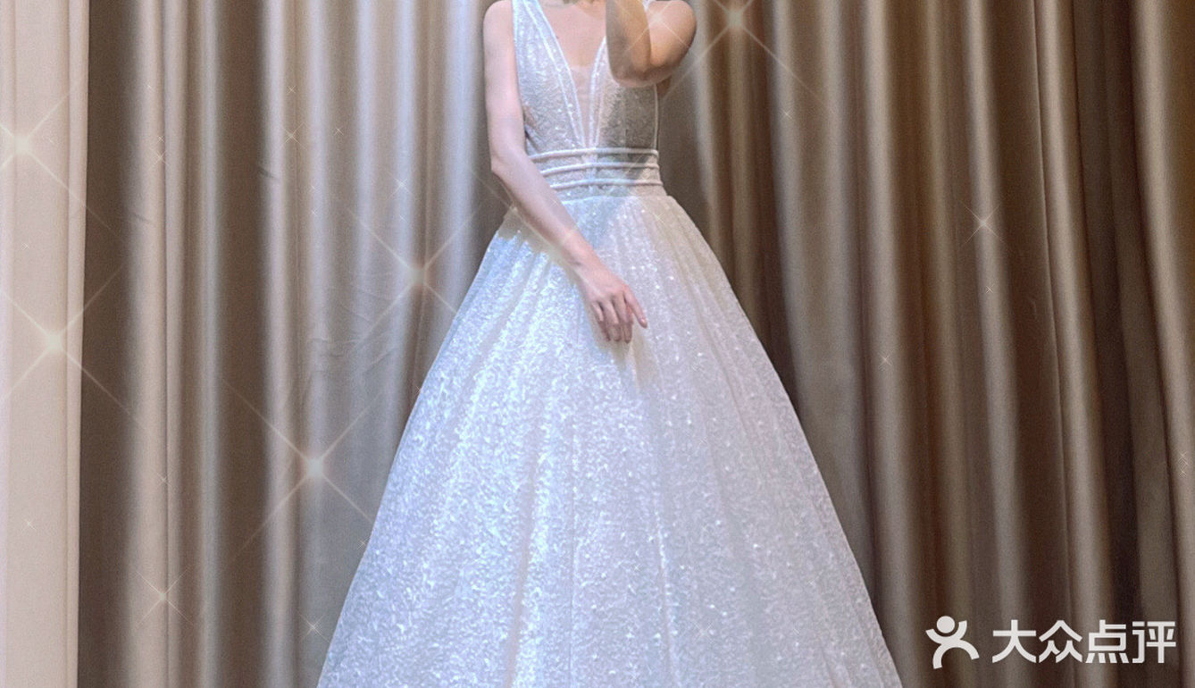 每个女孩都对自己穿上婚纱的样子
充满各种美好幻想..☁