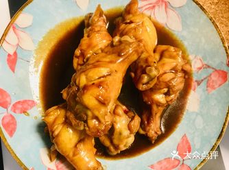 好像是照烧鸡翅和红烧鸡翅的合体