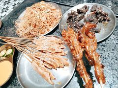 -何妹湿辣牛肉·粤式烧烤砂煲(桂雅路店)