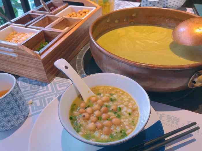 新八桂油茶铺(三街两巷店)-"叉烧很好吃,但是有点咸,配米饭超级好吃.