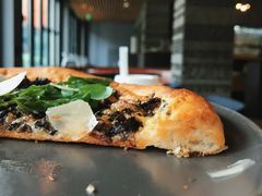 香烤菌菇比萨配芝麻叶-WOLFGANG PUCK KITCHEN & BAR(迪士尼小镇店)