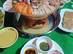 -一口猪海鲜浑锅·东北家常菜