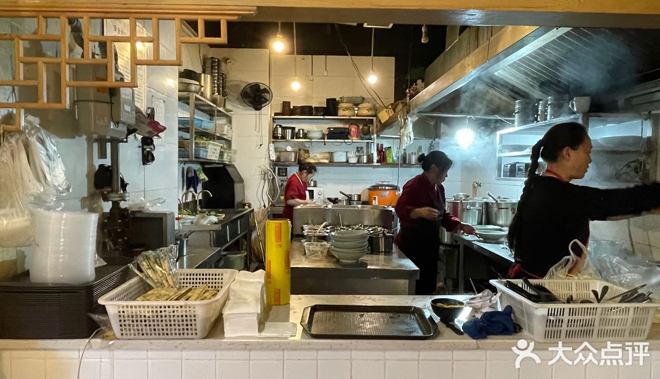 重庆街头的日常一餐 | 不是米线就是面