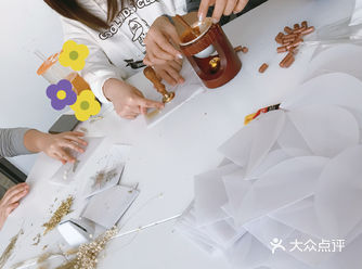 喜时婚礼的策划师小伙伴们在做婚礼邀请函 现在新人们结