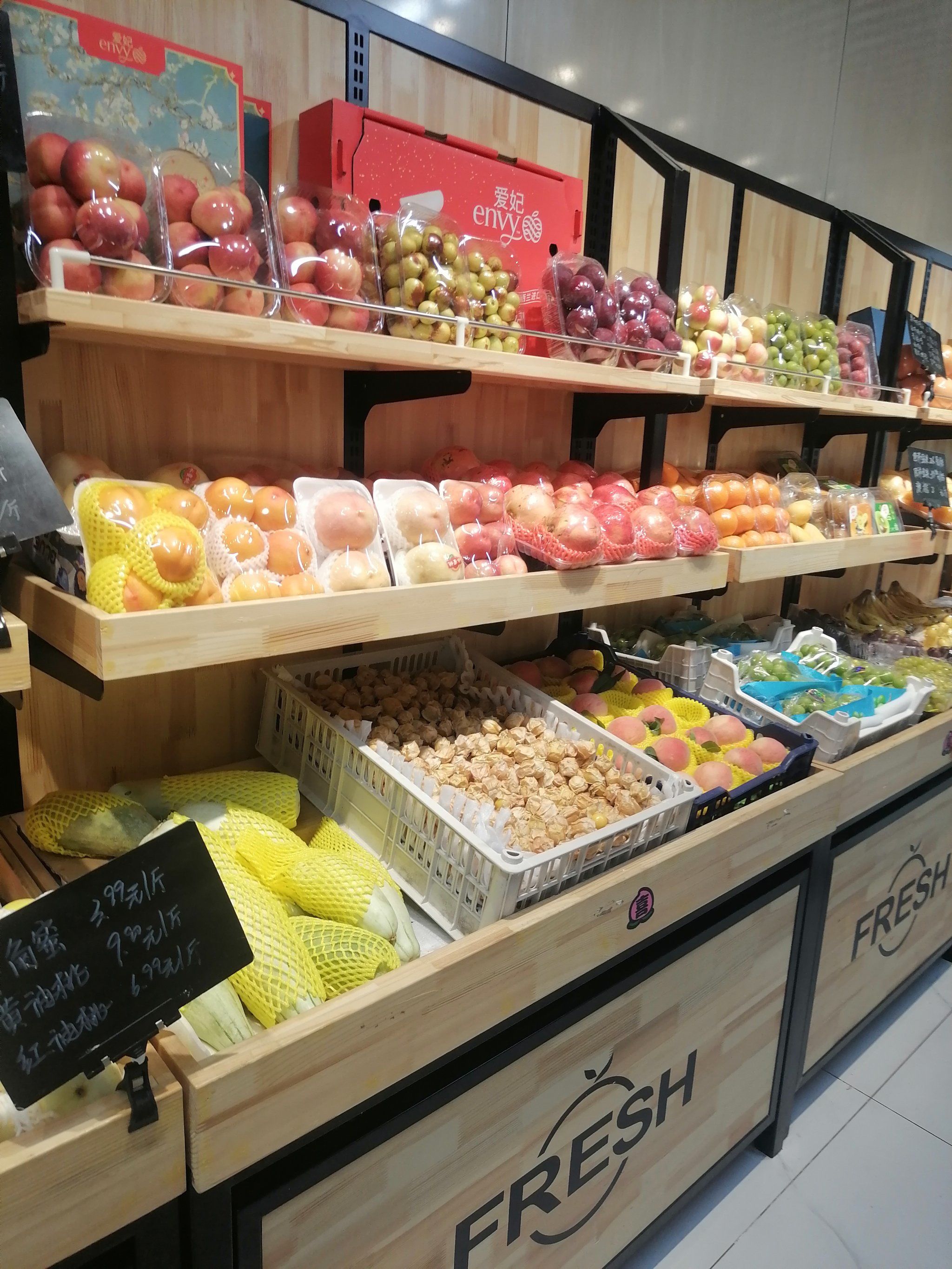 」
新开业不久的小店,水果品种丰富多样