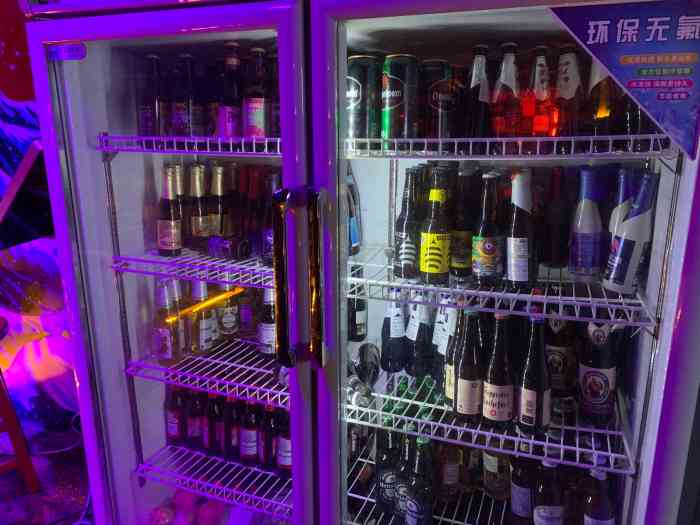 今天来宽厚里转转,转个弯看到了这个酒吧整个环境很舒服惬意,驻场歌手