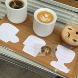 我各试了第一个菜单的奶咖和第二个菜单的冰美式