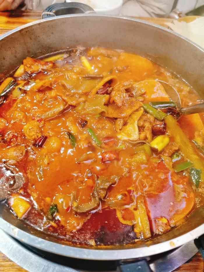 小俩口豆鼓油渣火锅位于贵阳市大营坡中建华府a区楼下这家店铺面积不