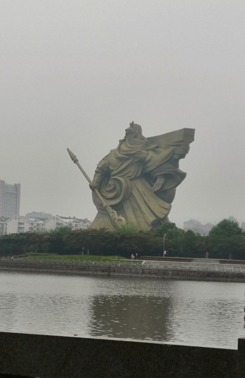 镜头下的古镇风光 
荆州巨型关公雕像建于2016年,却在2021年被渤