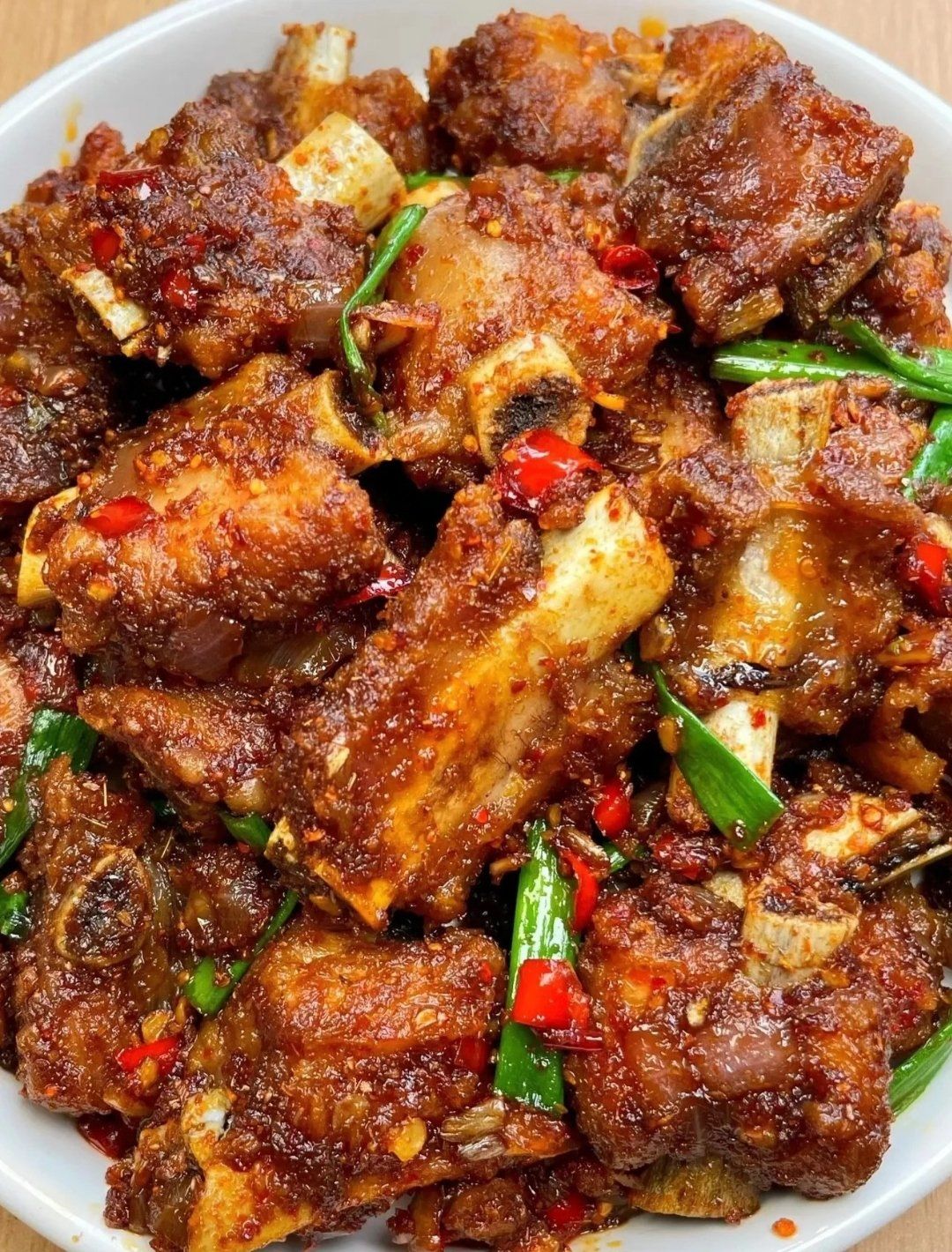 这家餐厅的香辣排骨真是让人惊艳!排骨肉质