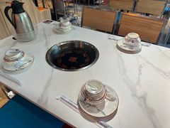 餐具摆设-八合里潮汕鲜牛肉火锅(吉大店)