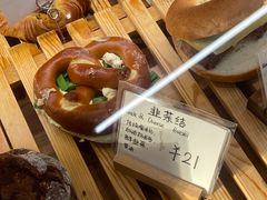 -天井·丑面包搭咖啡