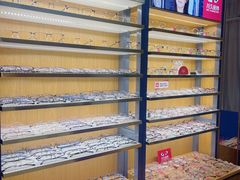 -优医视平价眼镜蔡司依视路折扣工厂店(十里堡店)