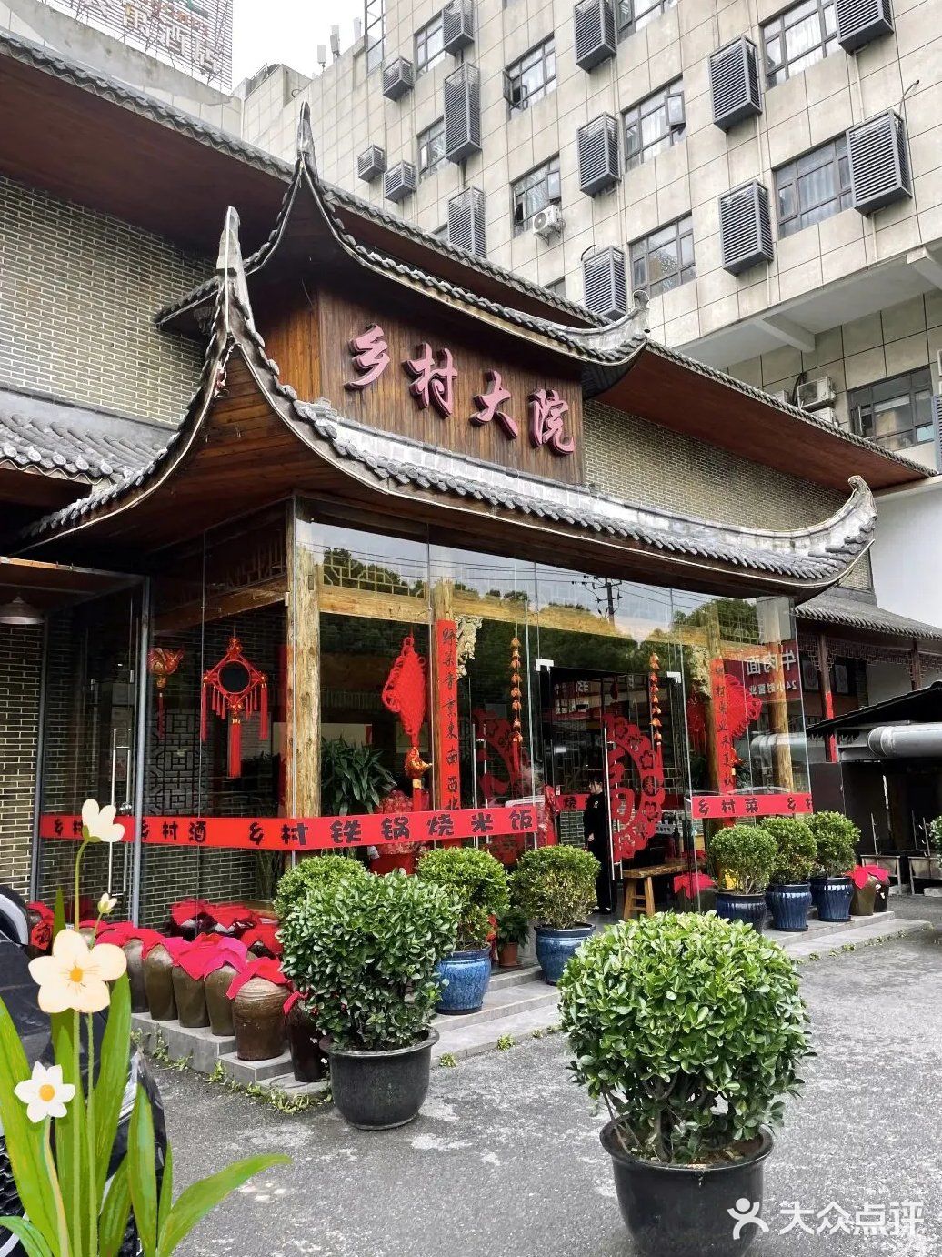 乡村大院空间之大,菜品之丰富多样,厨师在厨房里不亦乐乎的忙碌之热气